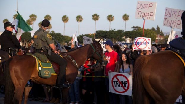 De politie houdt Troeftegenstanders in Costa Mesa, Californië tegen, 28 April