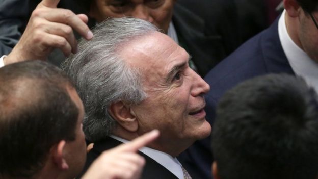 President Michel Temer van Brazilië bekijkt de mensen in de galerijen aangezien hij aankomt om de presidentiële eed bij het Nationale Congres, in Brasilia te nemen,